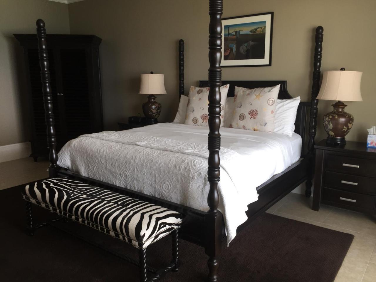 Caribbean Club Boutique Hotel, Grand Cayman Dog City Екстериор снимка